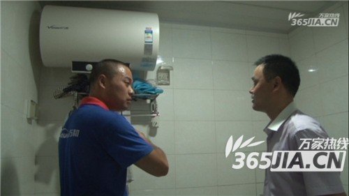 电子游戏888集团网站售后正在为刘师傅讲解电热水器的安全使用规范
